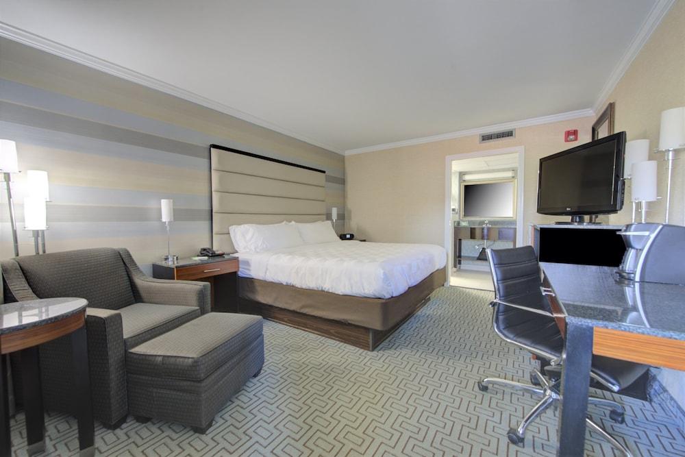 Holiday Inn Plainview-Long Island By Ihg Exterior photo